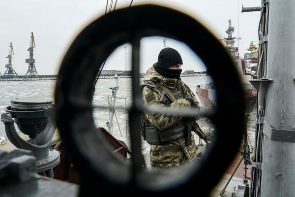 Украинский военнослужащий на борту корабля береговой охраны в Мариуполе Украинский военнослужащий на борту корабля береговой охраны в Мариуполе