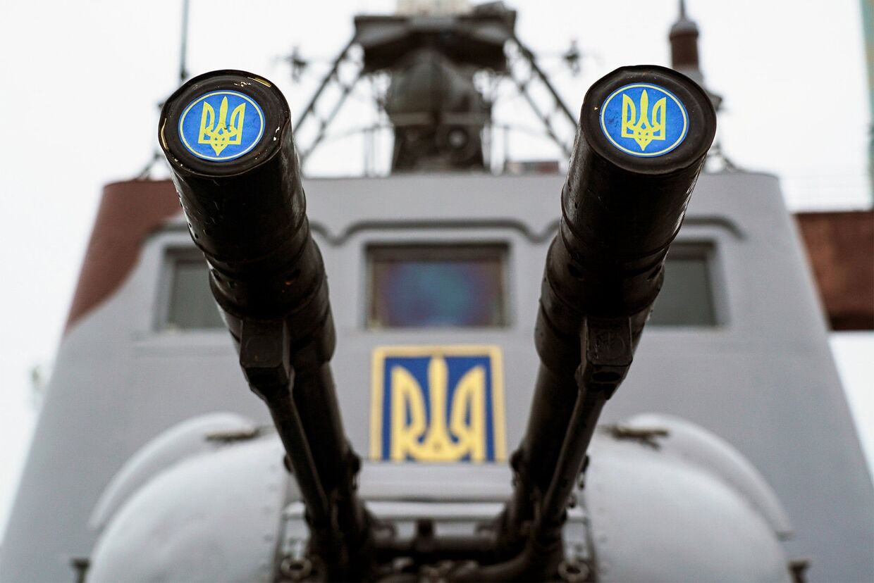 Эмблема Украины на борту корабля берегового охраны в порту Мариуполя