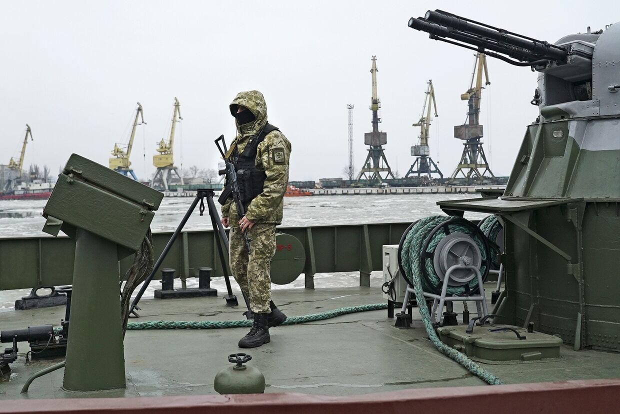 Украинский военнослужащий на борту корабля береговой охраны в Мариуполе