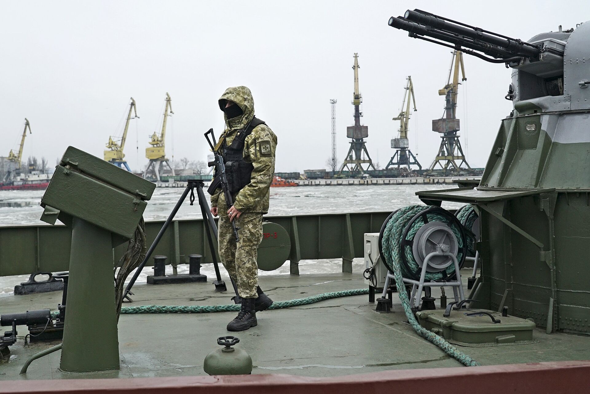 Украинский военнослужащий на борту корабля береговой охраны в Мариуполе - ИноСМИ, 1920, 05.07.2021