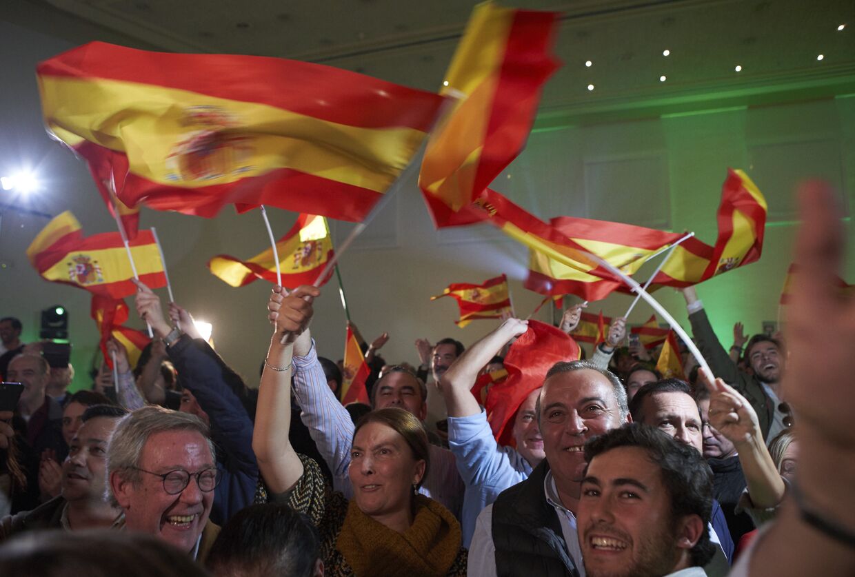 Сторонники партии Vox радуются результатом выборов в Севилье, Испания