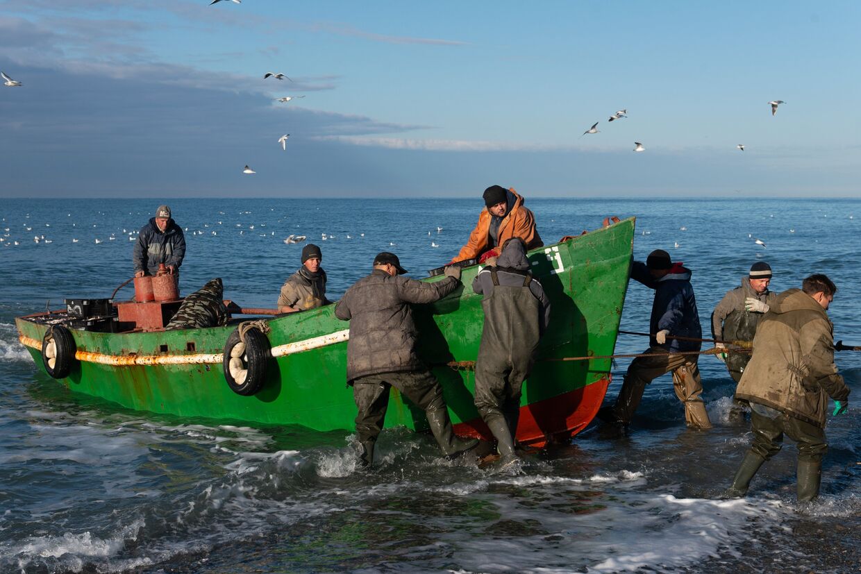 Рыбаки возвращаются после ловли рыбы в Черном море
