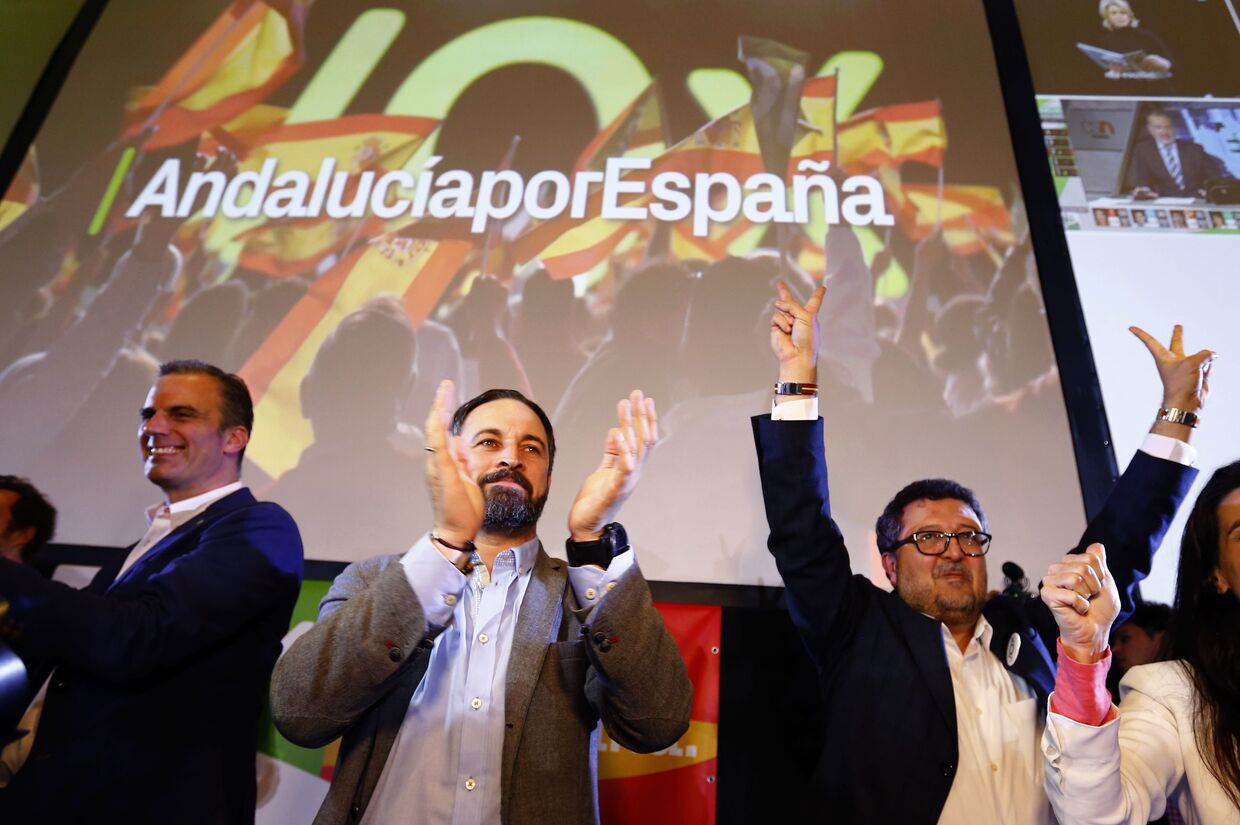 Лидер партии Vox Сантьяго Абаскаль и региональный кандидат Франсиско Серрано радуются ретультатам выборов в Севилье, Испания