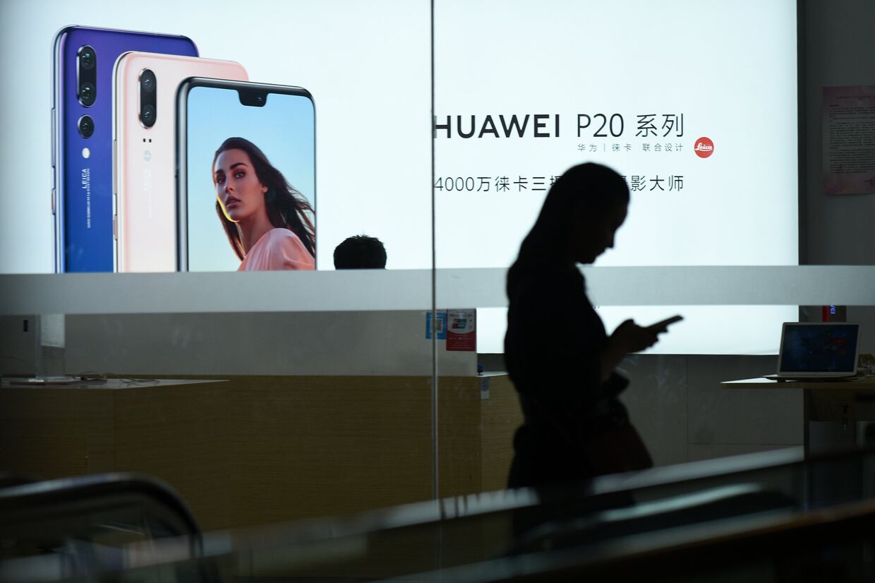 Витрина магазина Huawei в Пекине