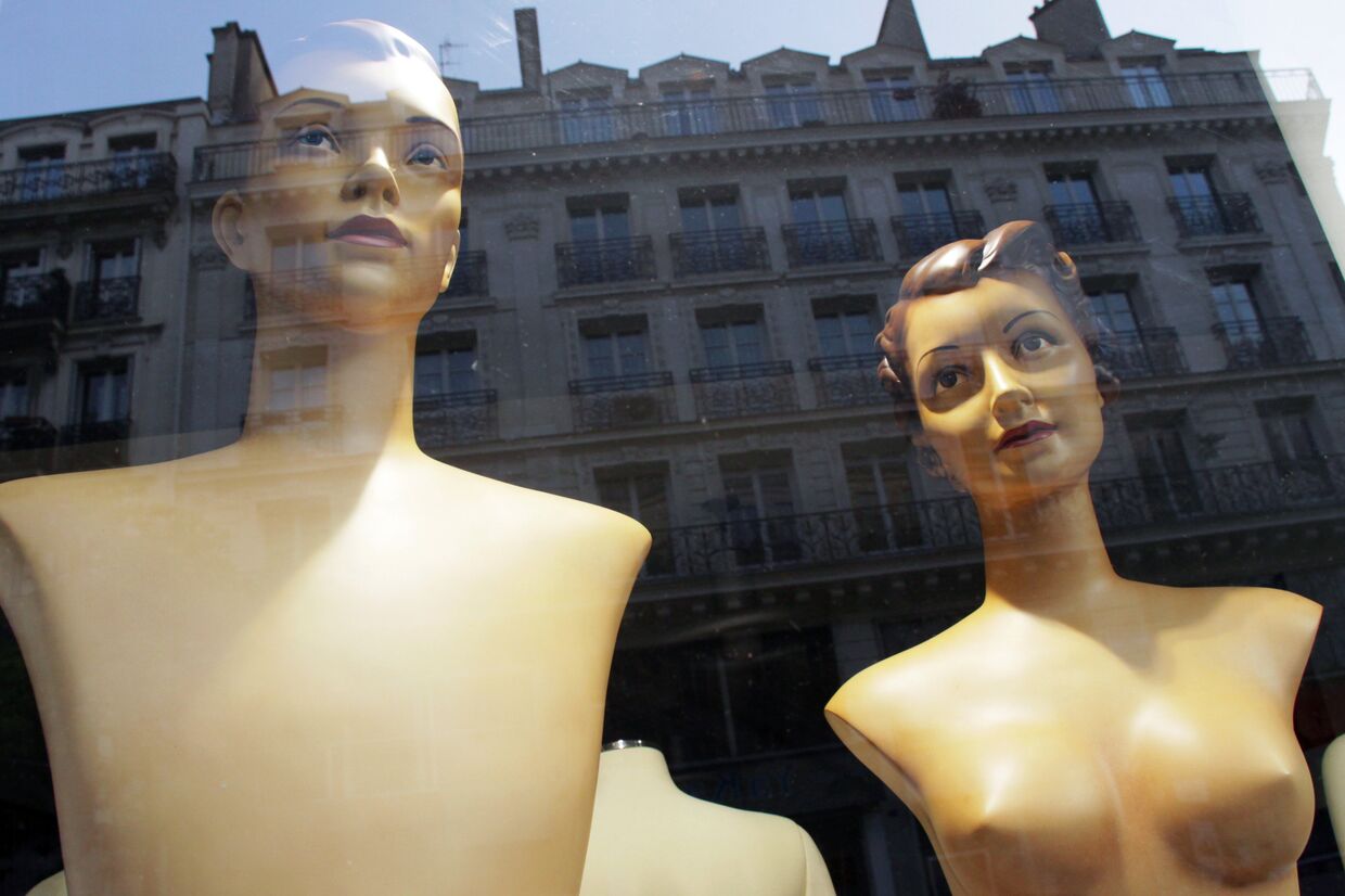 Манекены в витрине одного из магазинов Парижа
