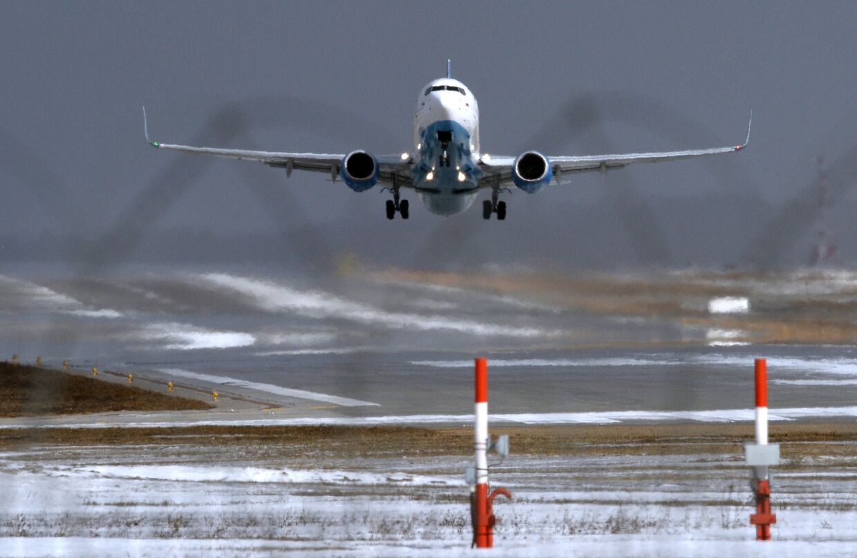 Самолет Boeing 737-800 авиакомпании FlyDubai совершает посадку в аэропорту Внуково в Москве