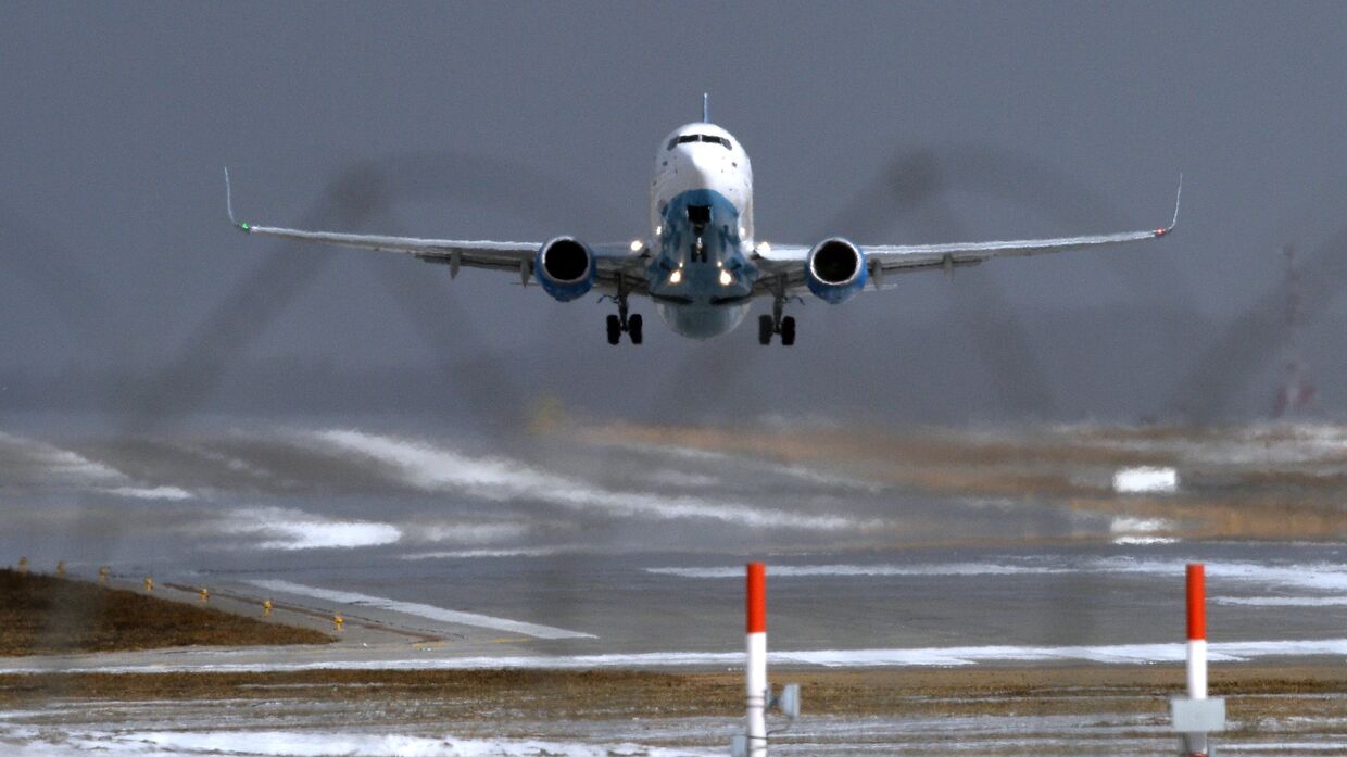 Самолет Boeing 737-800 авиакомпании FlyDubai совершает посадку в аэропорту Внуково в Москве