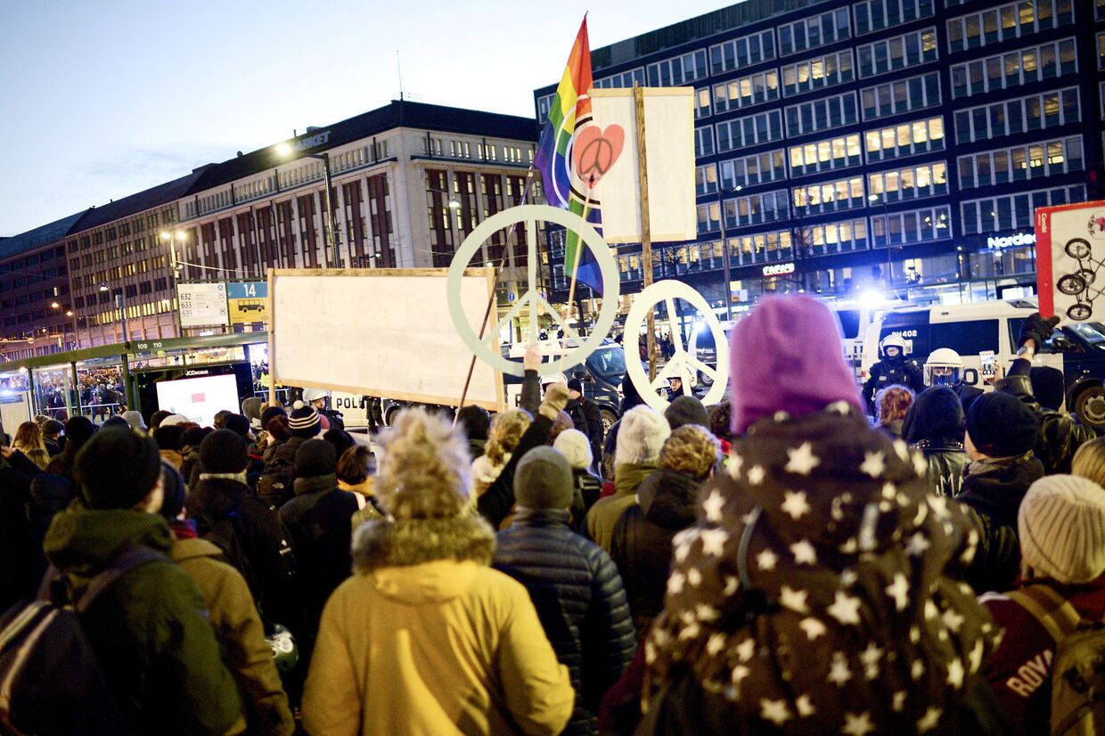 Люди протестуют против марша неонацистов в Хельсинки