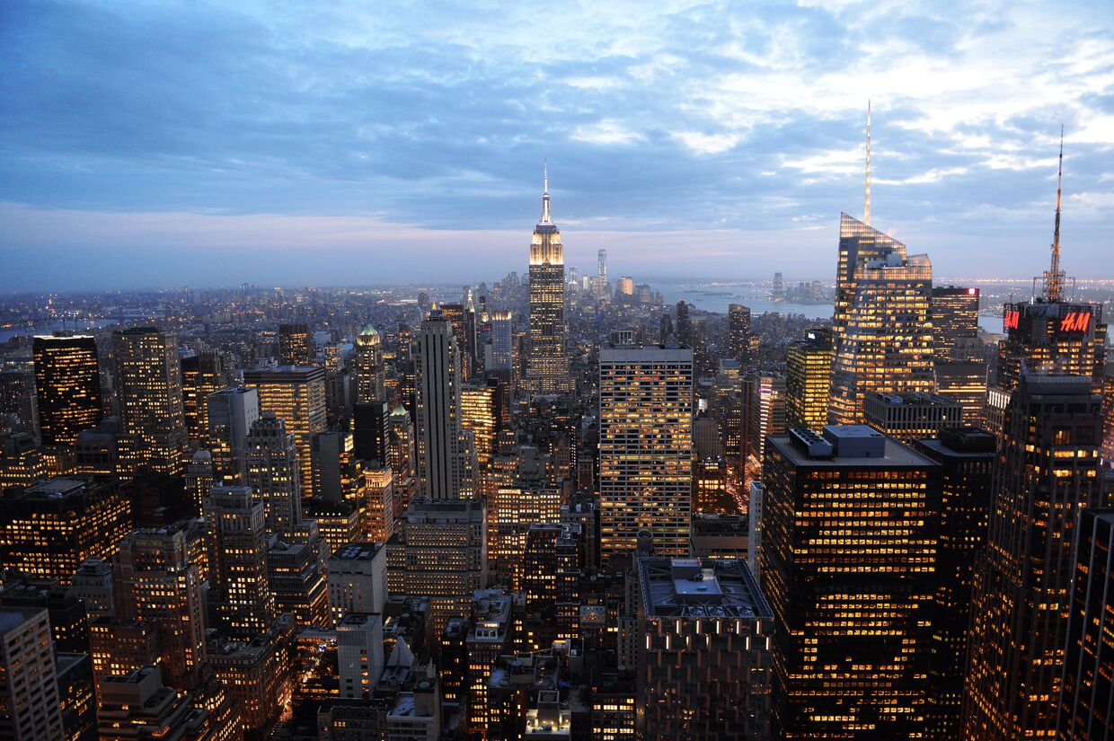 Вид на вечерний Манхэттен со смотровой площадки Рокфеллеровского центра