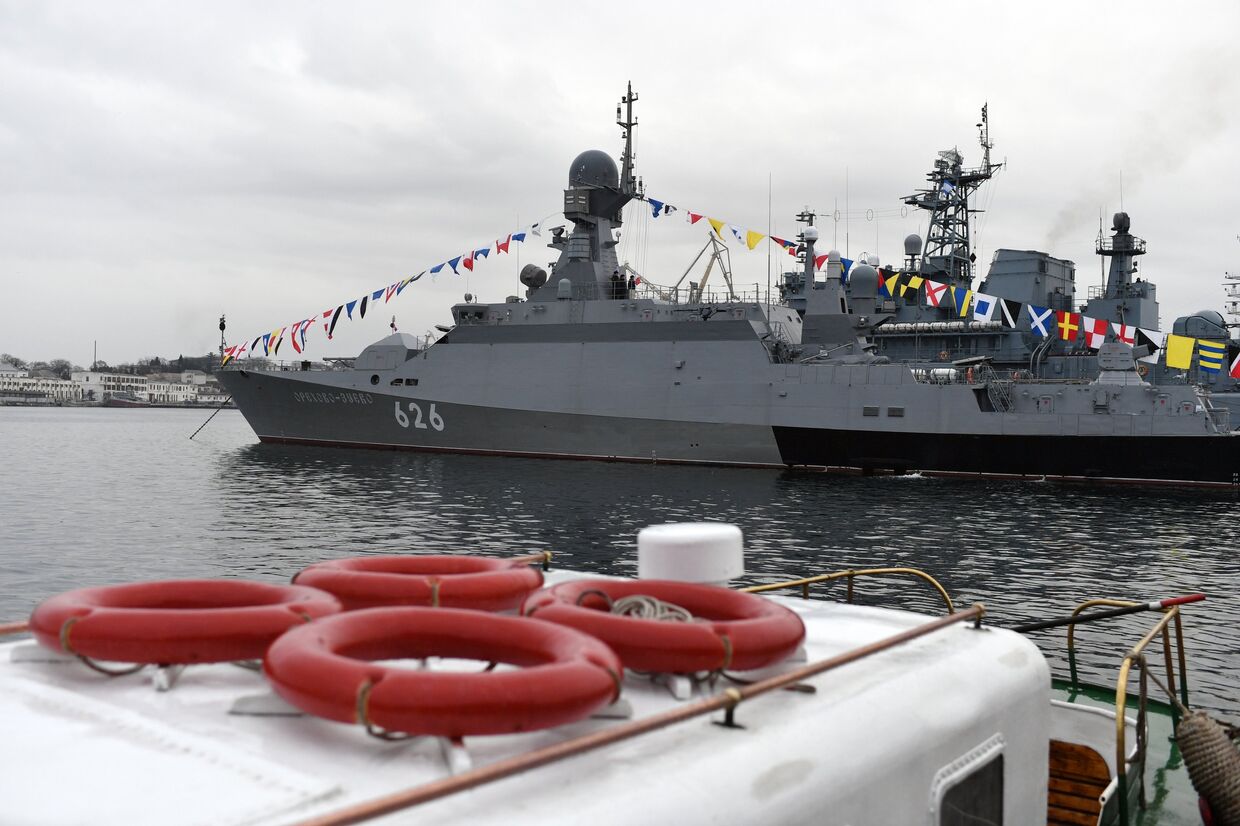 Поднятие флага на корабле «Орехово-Зуево» Севастополе