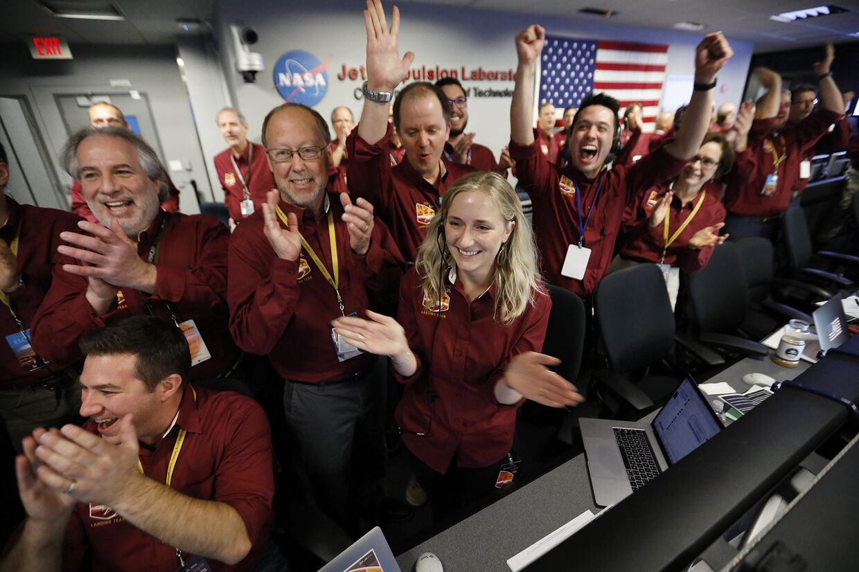 Инженеры празднуют посадку аппарата InSight на Марс