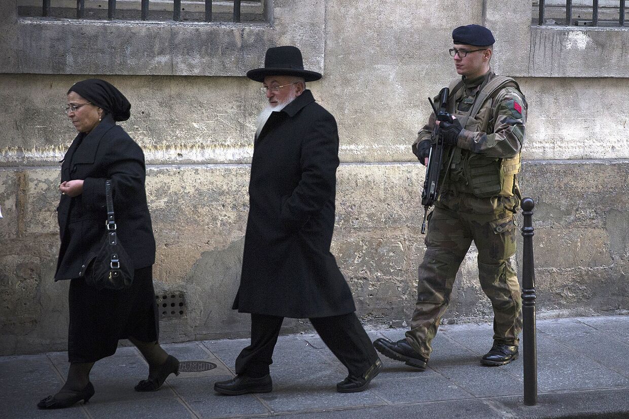 Полиция патрулирует территорию у еврейской школы в Париже
