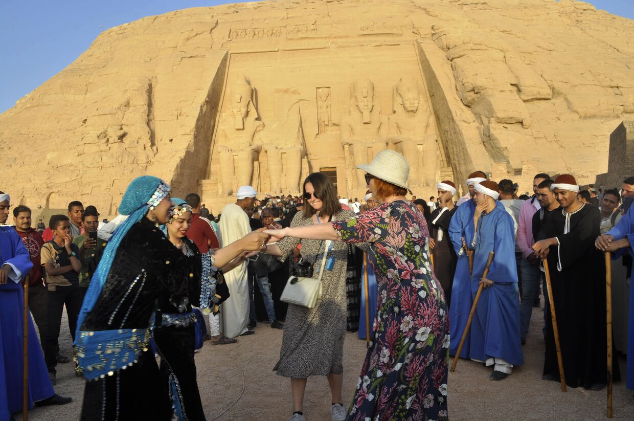 Туристы у храма Абу-Симбел в Египте