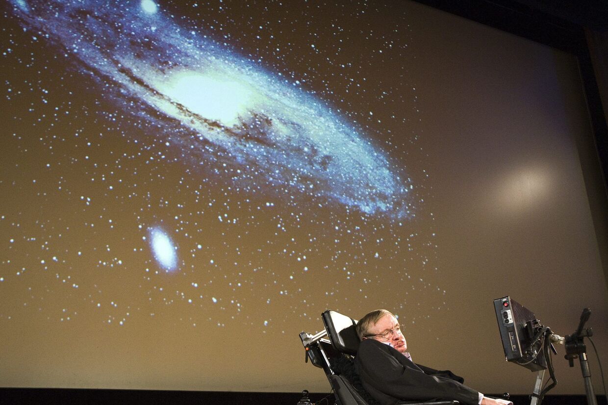 Профессор Стивен Хокинг читает лекцию в Университете Женевы