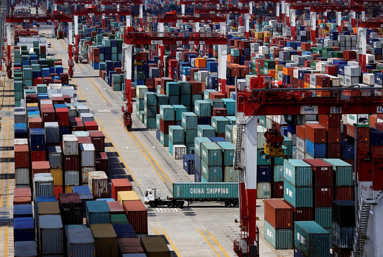 Грузовые контейнеры в порту Шанхая