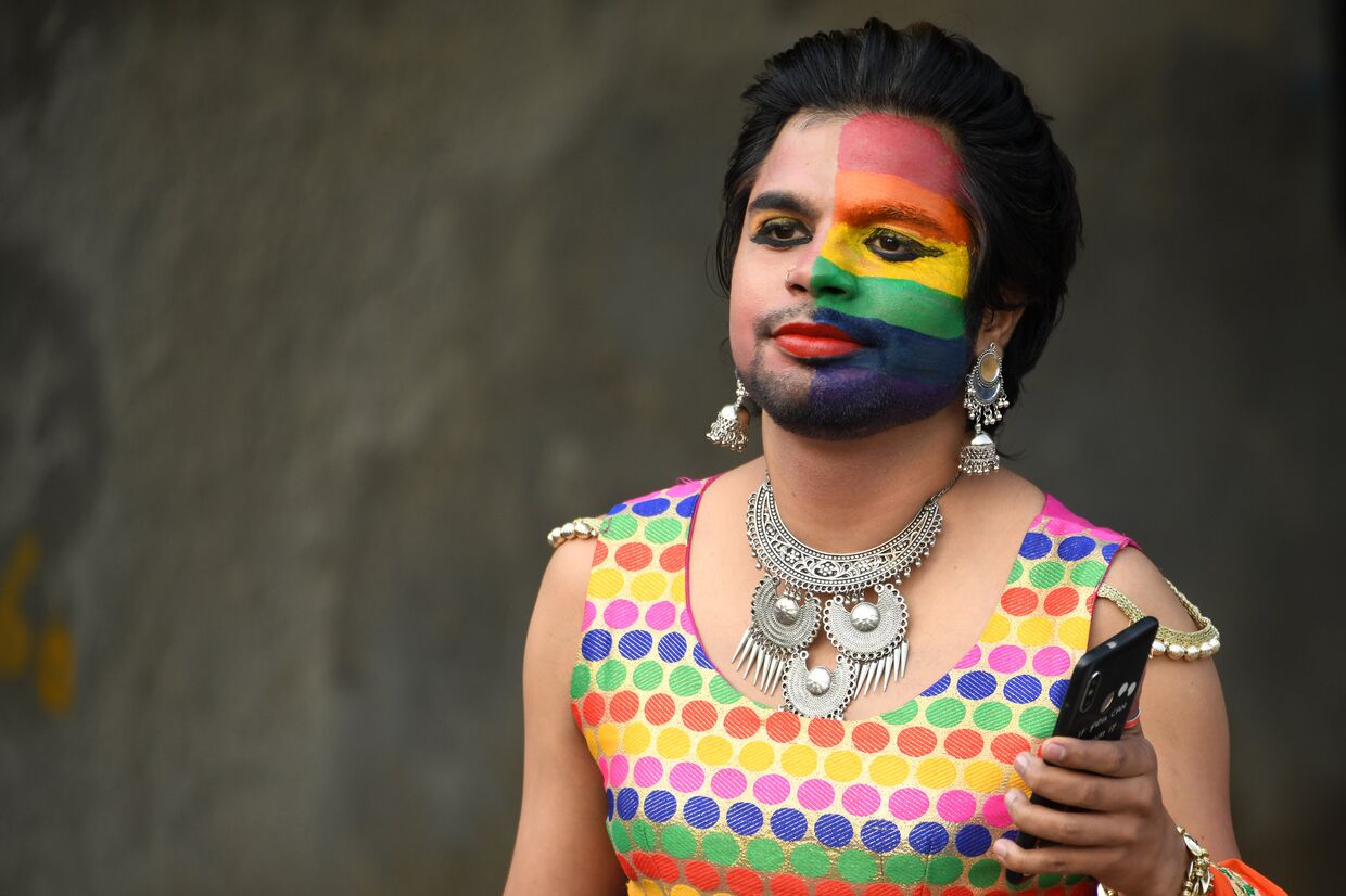 Член ЛГБТ сообщества принимает участие в гей-параде в Нью-Дейли