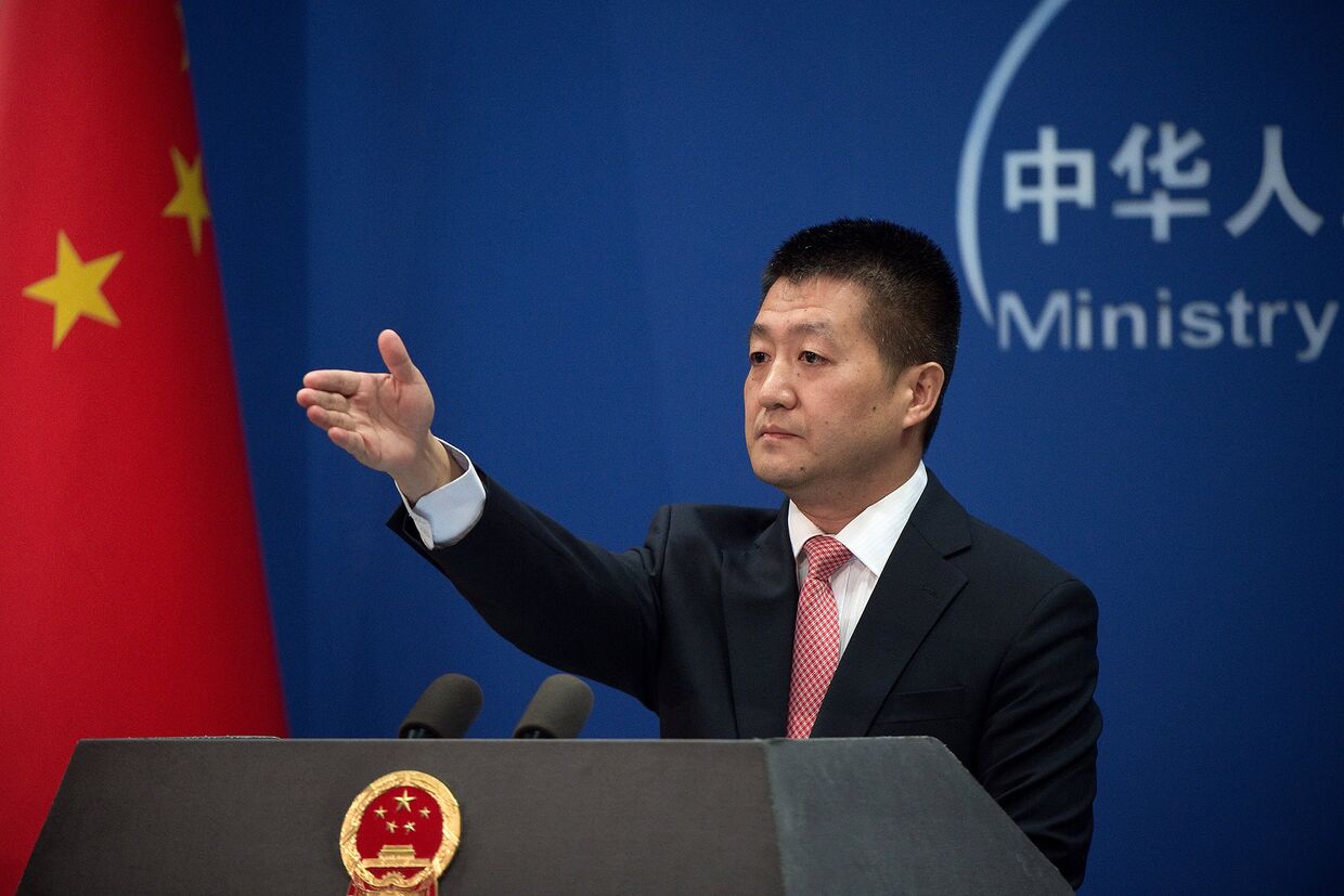 Официальный представитель МИД КНР Лу Кан во время пресс-конференции в Пекине