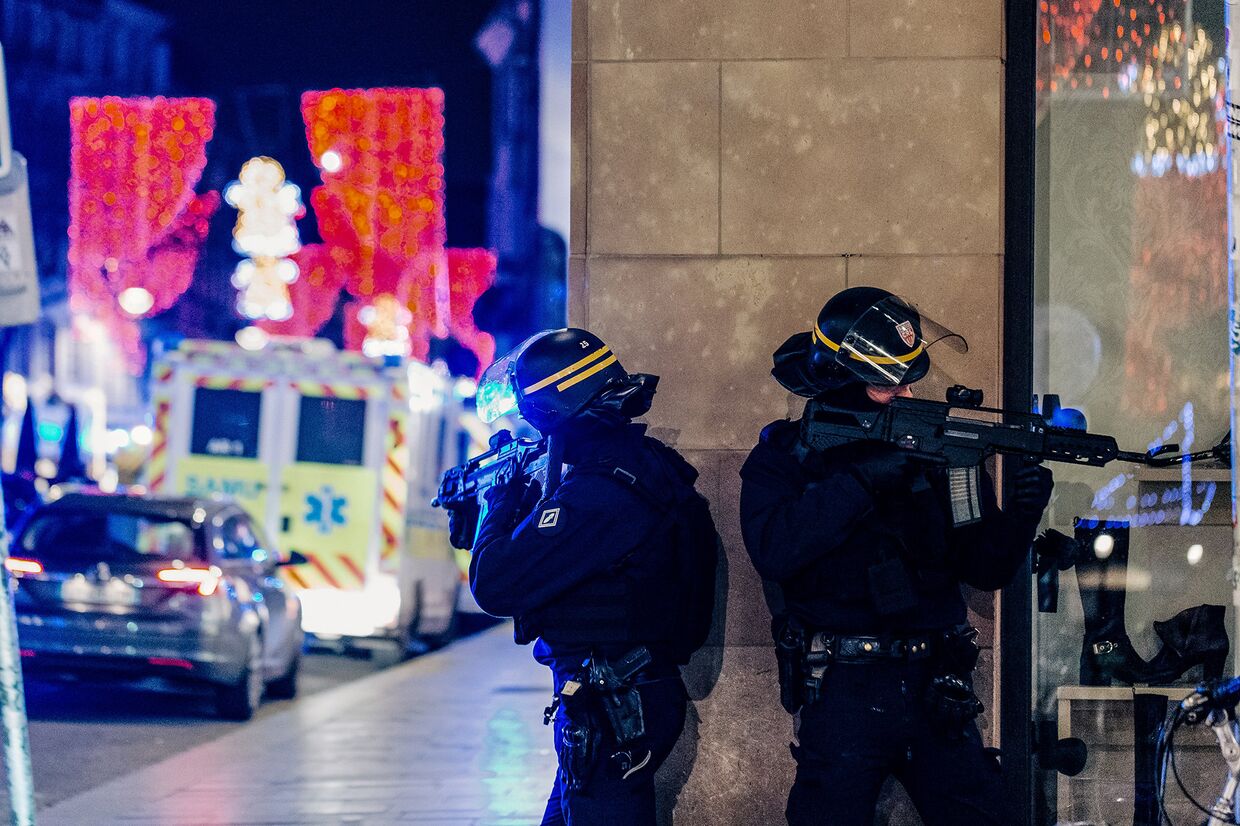 Французские полицейские возле места стрельбы в Страсбурге, Франция