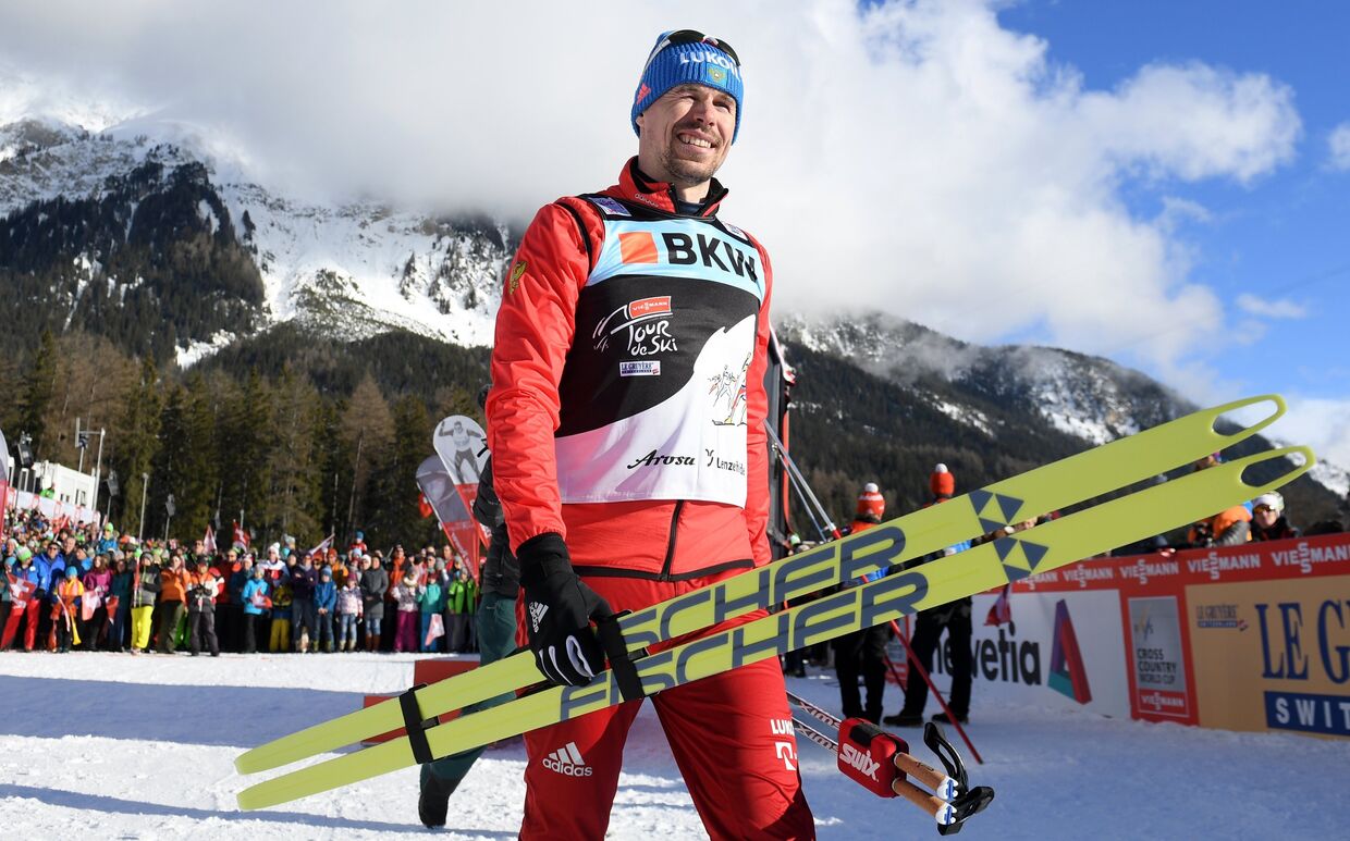 Сергей Устюгов (Россия) после финиша в гонке преследования на 15 км свободным стилем среди мужчин на соревнованиях по лыжным гонкам Тур де Ски в швейцарском Ленцерхайде