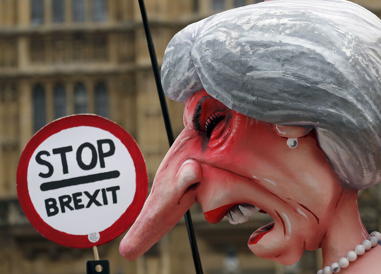 Скульптура премьер-министра Великобритании Терезы Мэй во время акции протеста противников Brexit в Лондоне