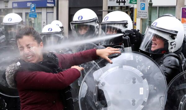 Столкновения с полицией во время акции протеста «желтых жилетов» в Брюсселе