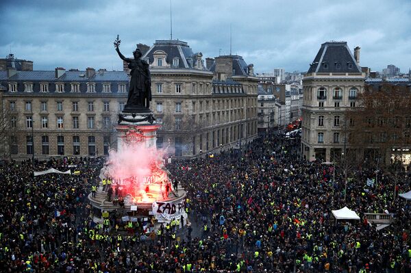Вид на площадь Республики во время акции протеста «желтых жилетов» в Париже