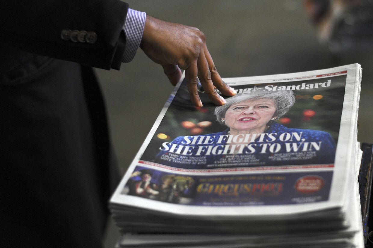 Портрет премьер-министра Великобритании Терезы Мей на передовице газеты The Evening Standard в Лондоне
