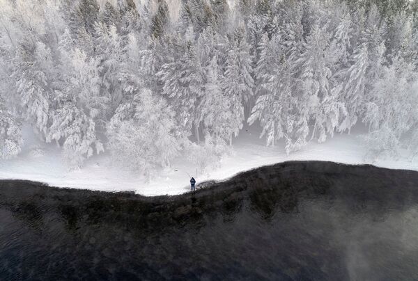 Мужчина рыбачит на берегу Енисея недалеко от Красноярска
