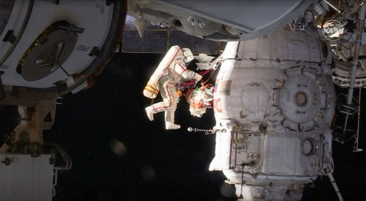 Российский космонавт Олег Кононенко совершает выход в открытый космос