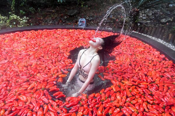 Участница конкурса по поеданию перца Чили в Ичуне