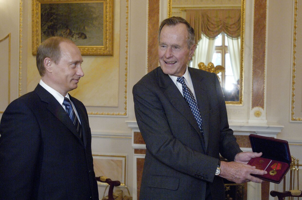 Президент России Владимир Путин наградил экс-президента США Джорджа Буша юбилейной медалью