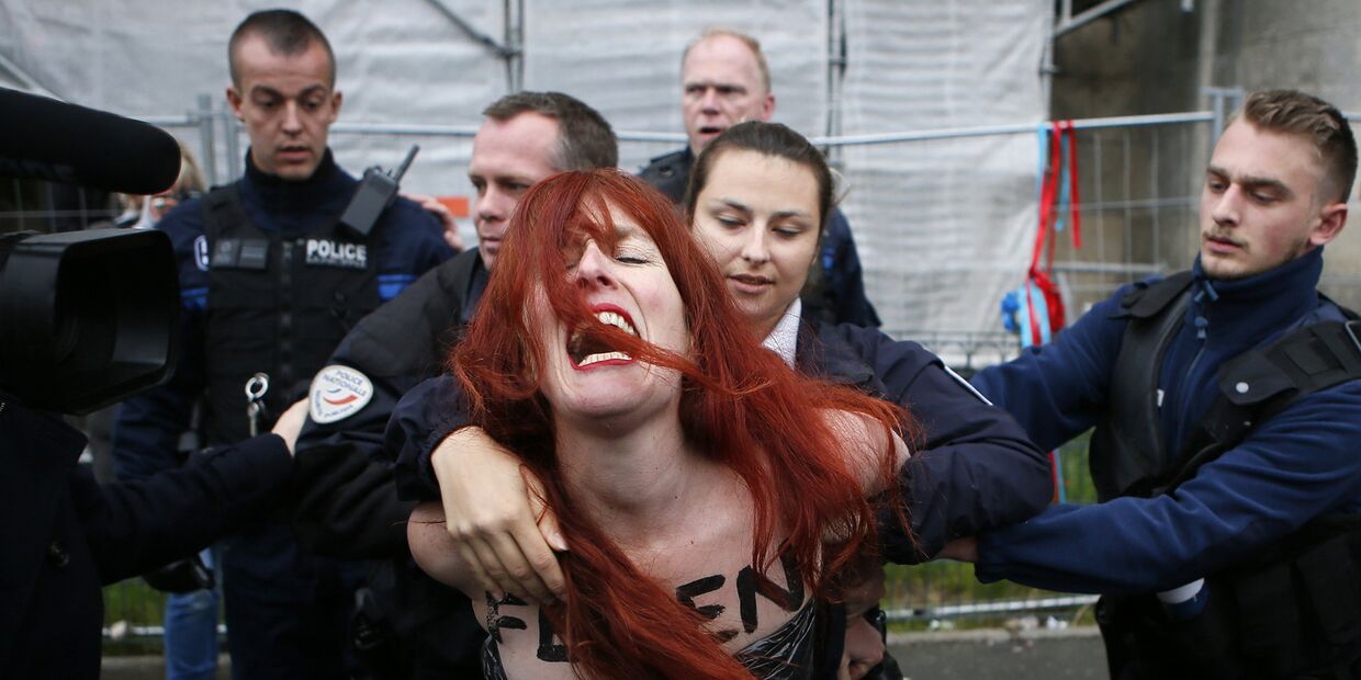 Задержание активистки Femen французской полицией в Хенин-Бомон
