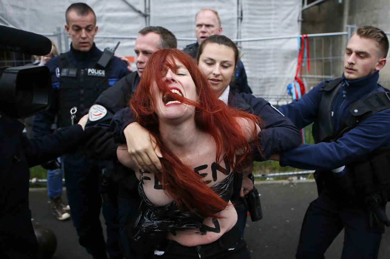 Задержание активистки Femen французской полицией в Хенин-Бомон
