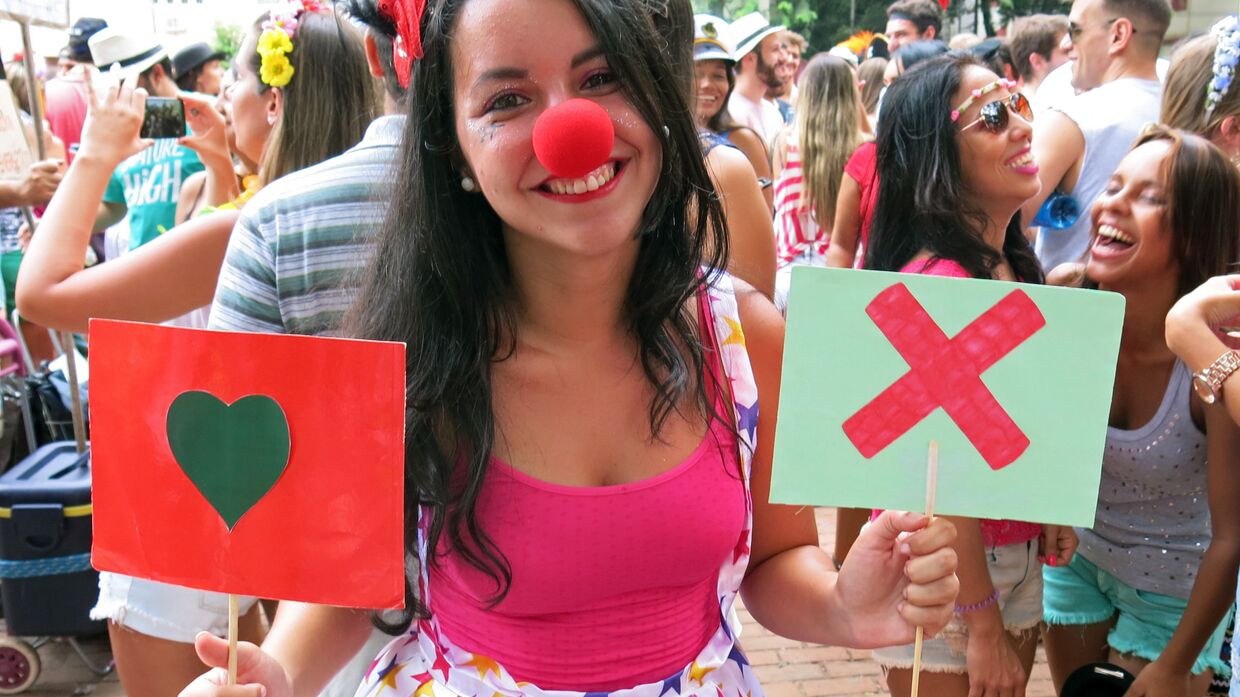 Девушка с символами, которые используются в приложении для знакомств Tinder, на посвященной Tinder вечеринке Match Comigo в Рио-де-Жанейро, Бразилия