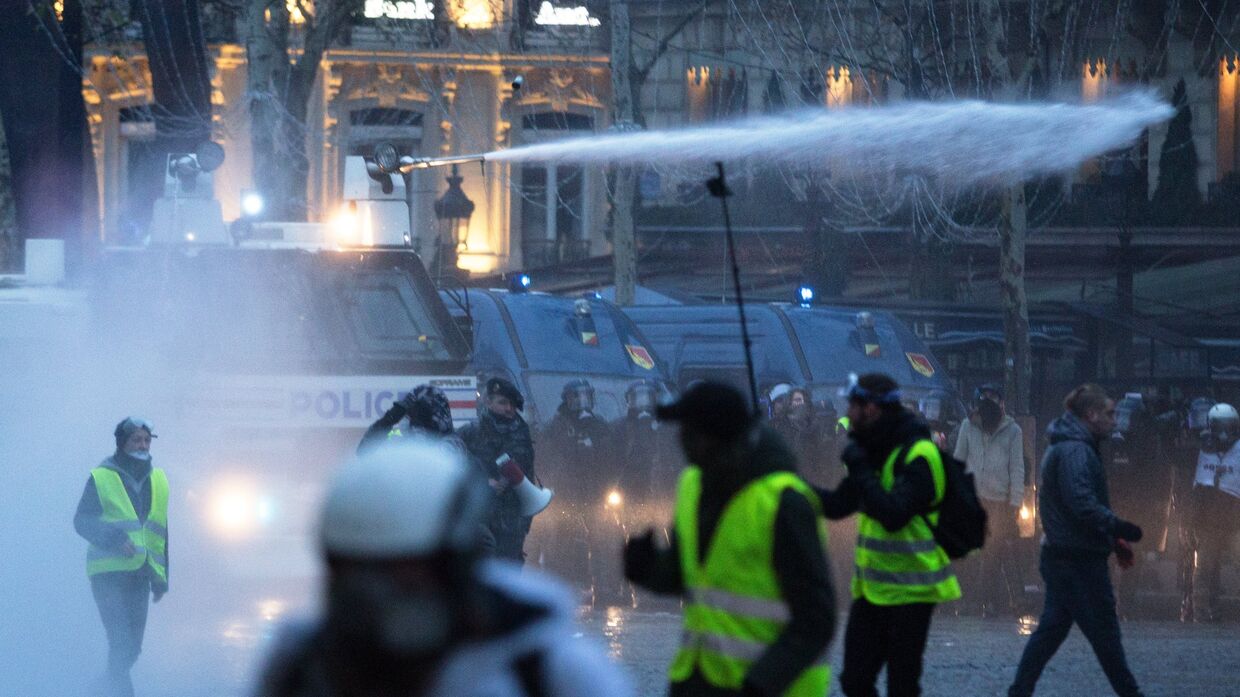 Акция протеста автомобилистов жёлтые жилеты в Париже