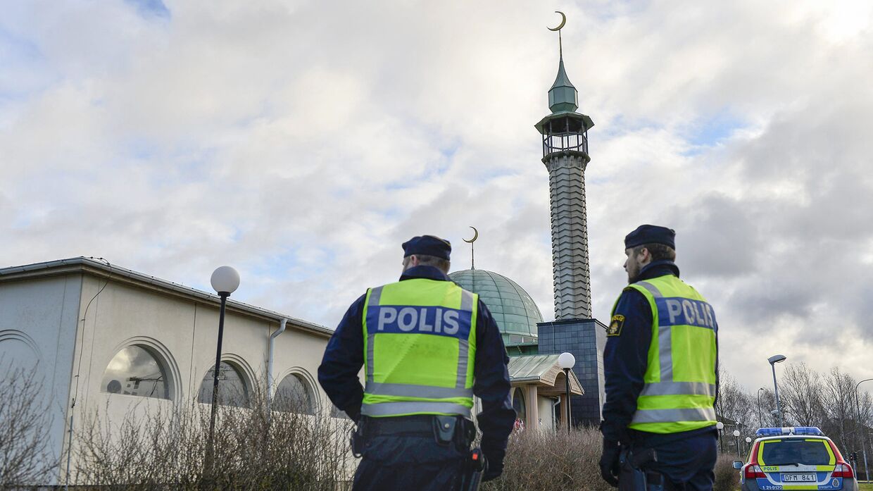 Полиция у мечети в Швеции