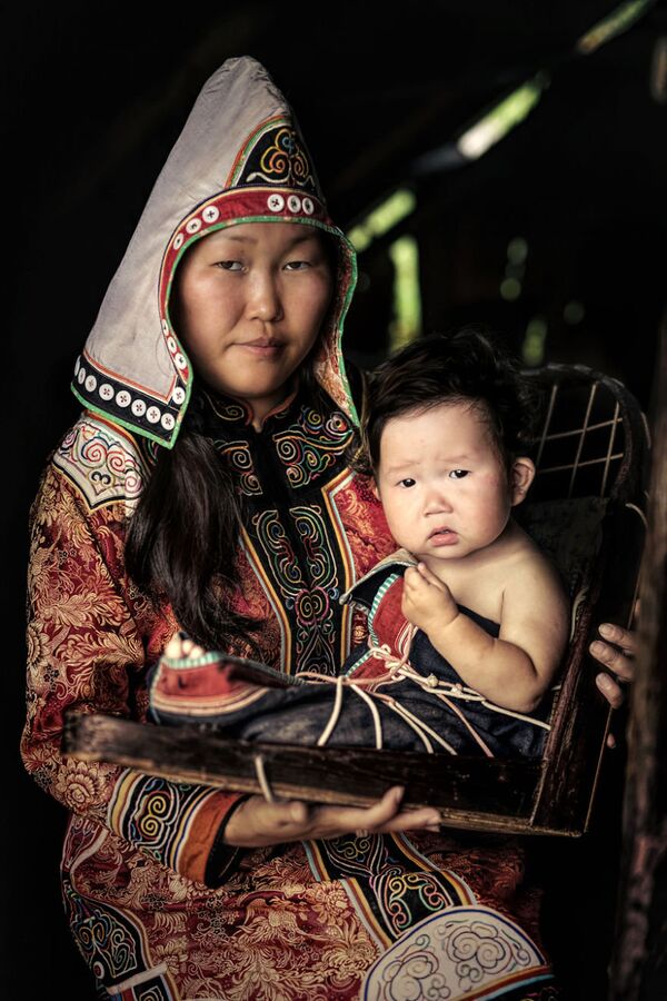 Женщина с ребенком из удэгейцев