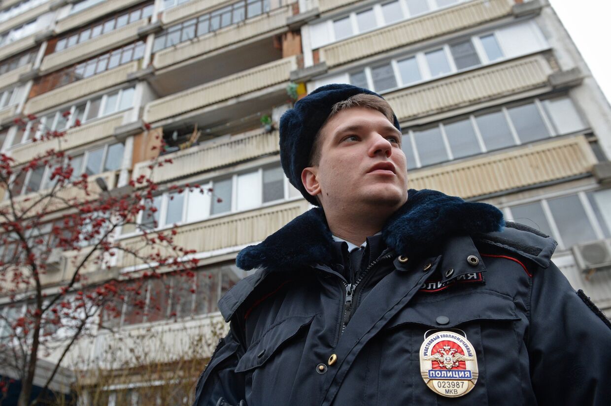 Старший лейтенант полиции во время планового обхода в Москве