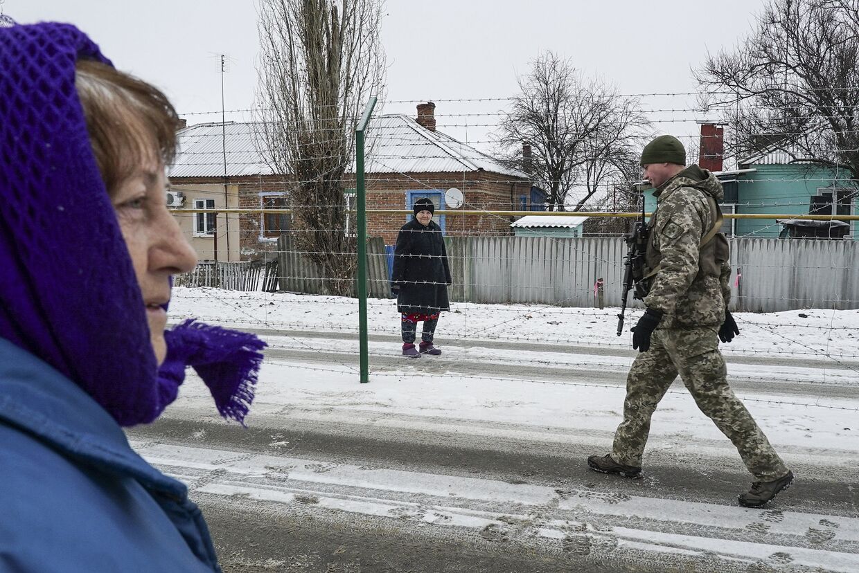 Люди на границе в городе Милове, Украина