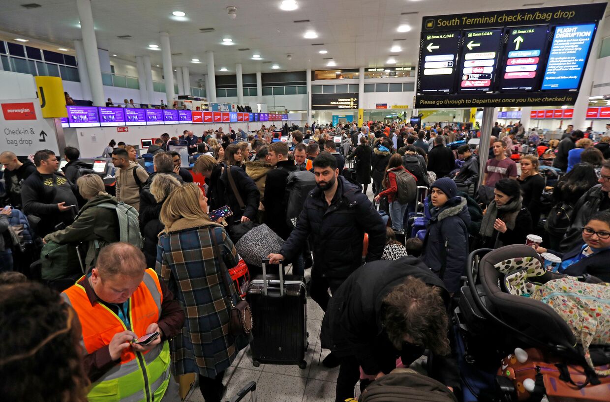 Пассажиры в аэропорту Гатвика в Великобритании