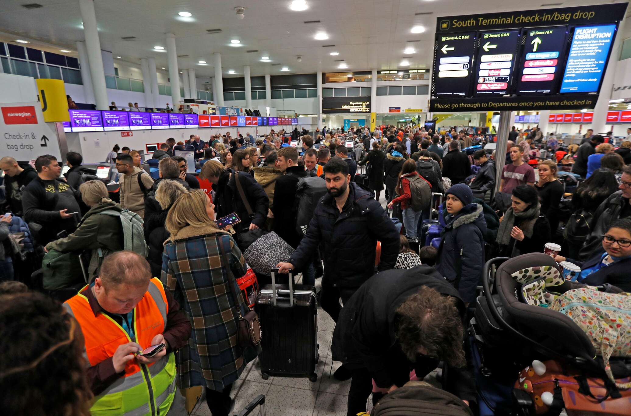 Тысячи пассажиров в лондонском "Гатвике" столкнулись с перебоями из-за закрытия полосы