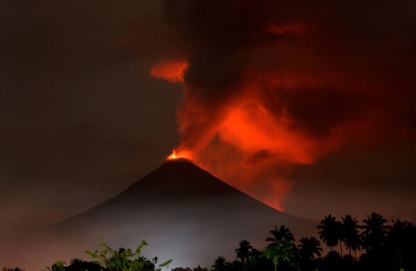 Извержение вулкана Сопутан в Индонезии