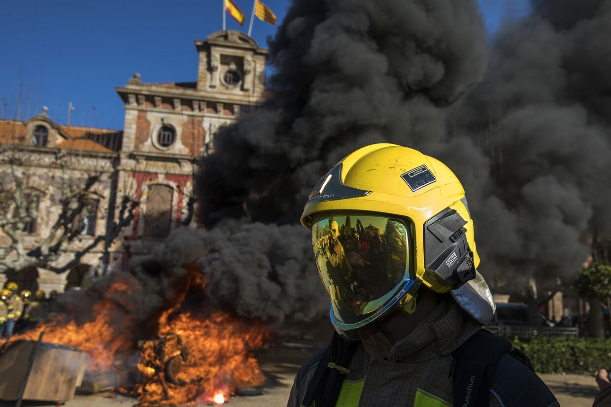 Акция протеста с требованием улучшения условий труда перед парламентом Каталонии в Барселоне