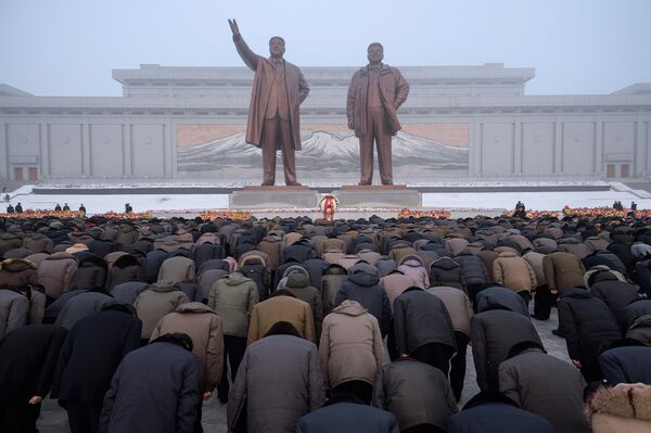 Жители Пхеньяна во время седьмой годовщины смерти Ким Чен Ира