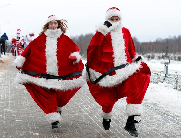 Участники забега Деда Морозов в Минске