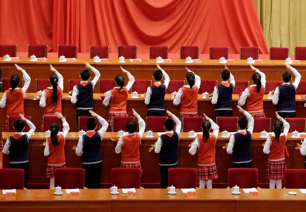 Школьники на мероприятии, посвященному 40-летию годовщине реформ в Пекине