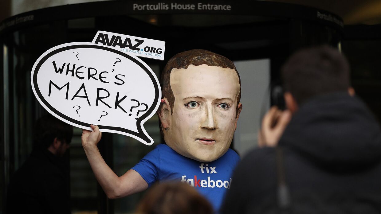 Активист, одетый в маску генерального директора Facebook Марка Цукерберга