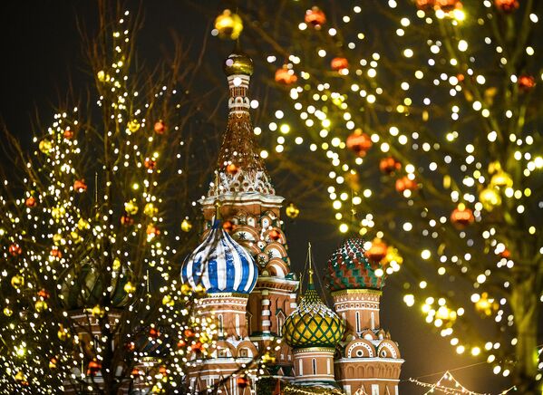 Собор Василия Блаженного окружен рождественскими и новогодними декорациями