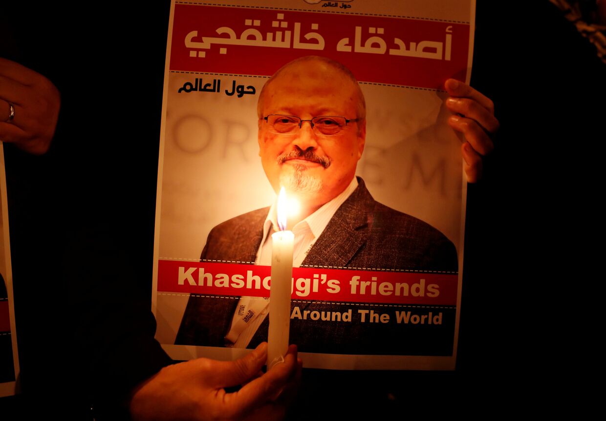 Демонстрант держит плакат с изображением саудовского журналиста Джамала Хашогги