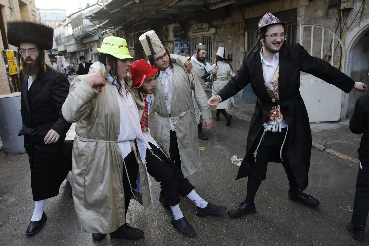 Пьяные ультраортодоксальные евреи в Иерусалиме